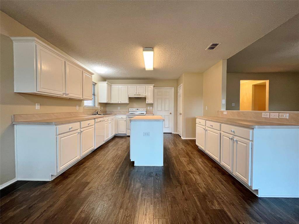 4021 Busch Gardens Drive, Fort Worth, TX 76123