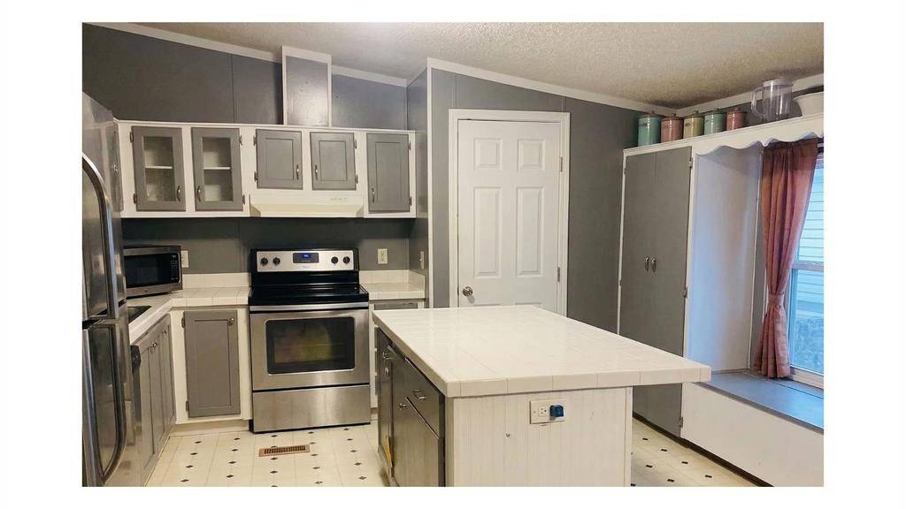 301 County Road 5716, Natalia, TX 78059