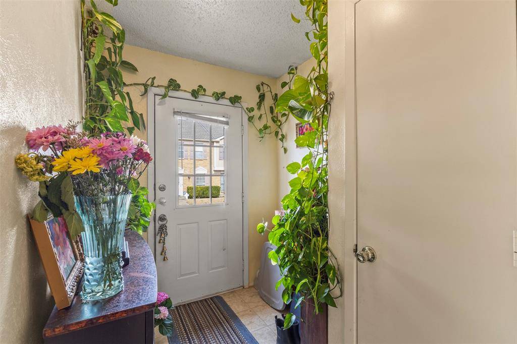 621 Carriagehouse Lane #9F, Garland, TX 75040