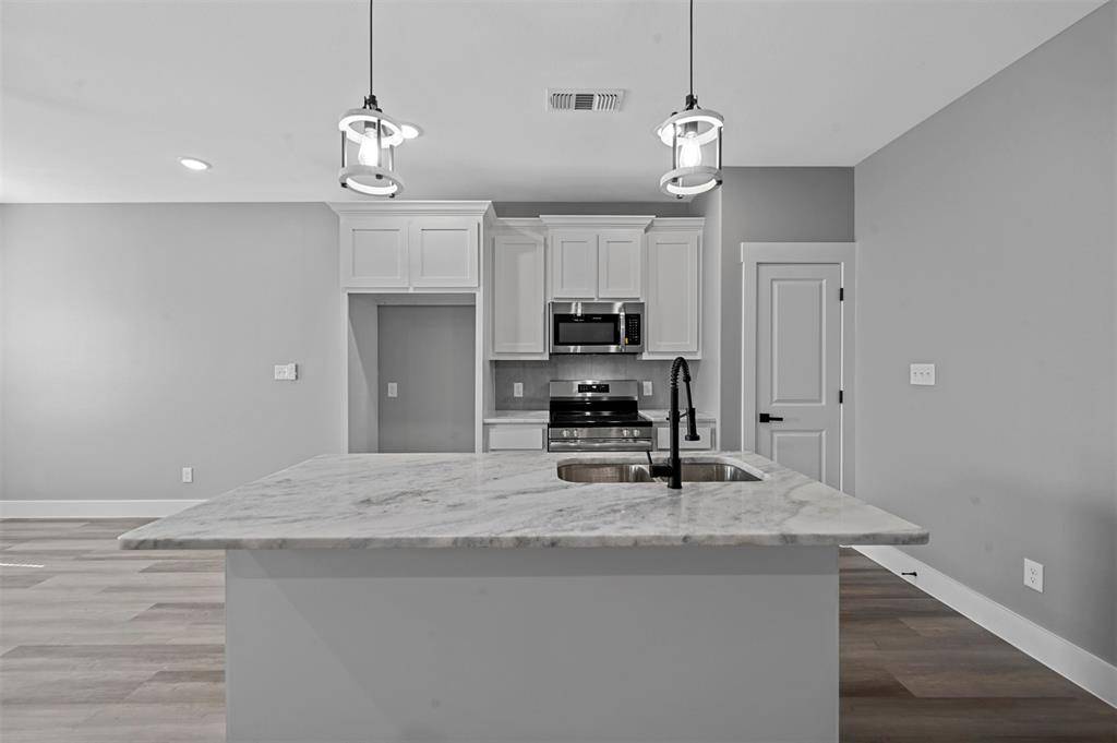 527 W Walker Street, Denison, TX 75020