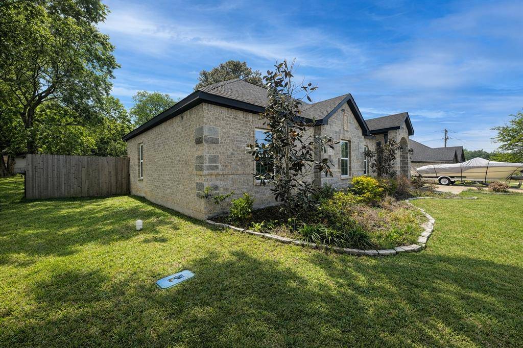 211 Kelly Lane, Seven Points, TX 75143