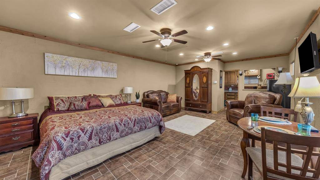 321 W Rentz Street, Weatherford, TX 76086