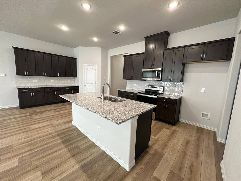 127 Bowling Green Avenue, Red Oak, TX 75154