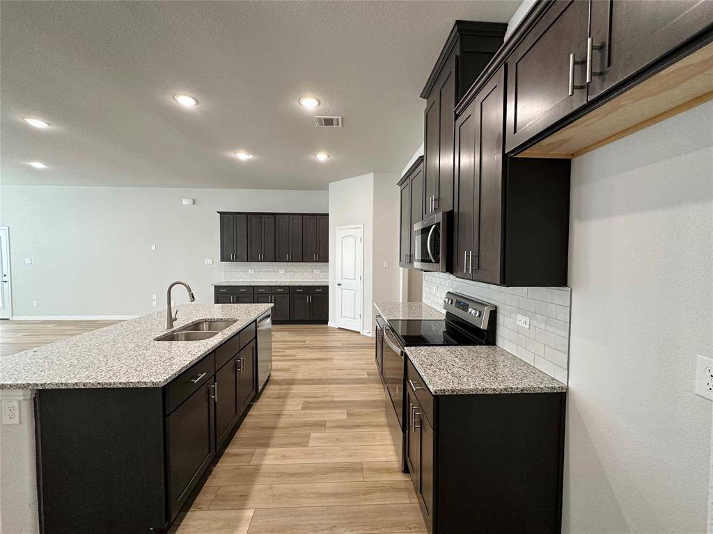 127 Bowling Green Avenue, Red Oak, TX 75154