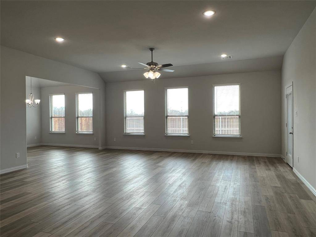 127 Bowling Green Avenue, Red Oak, TX 75154