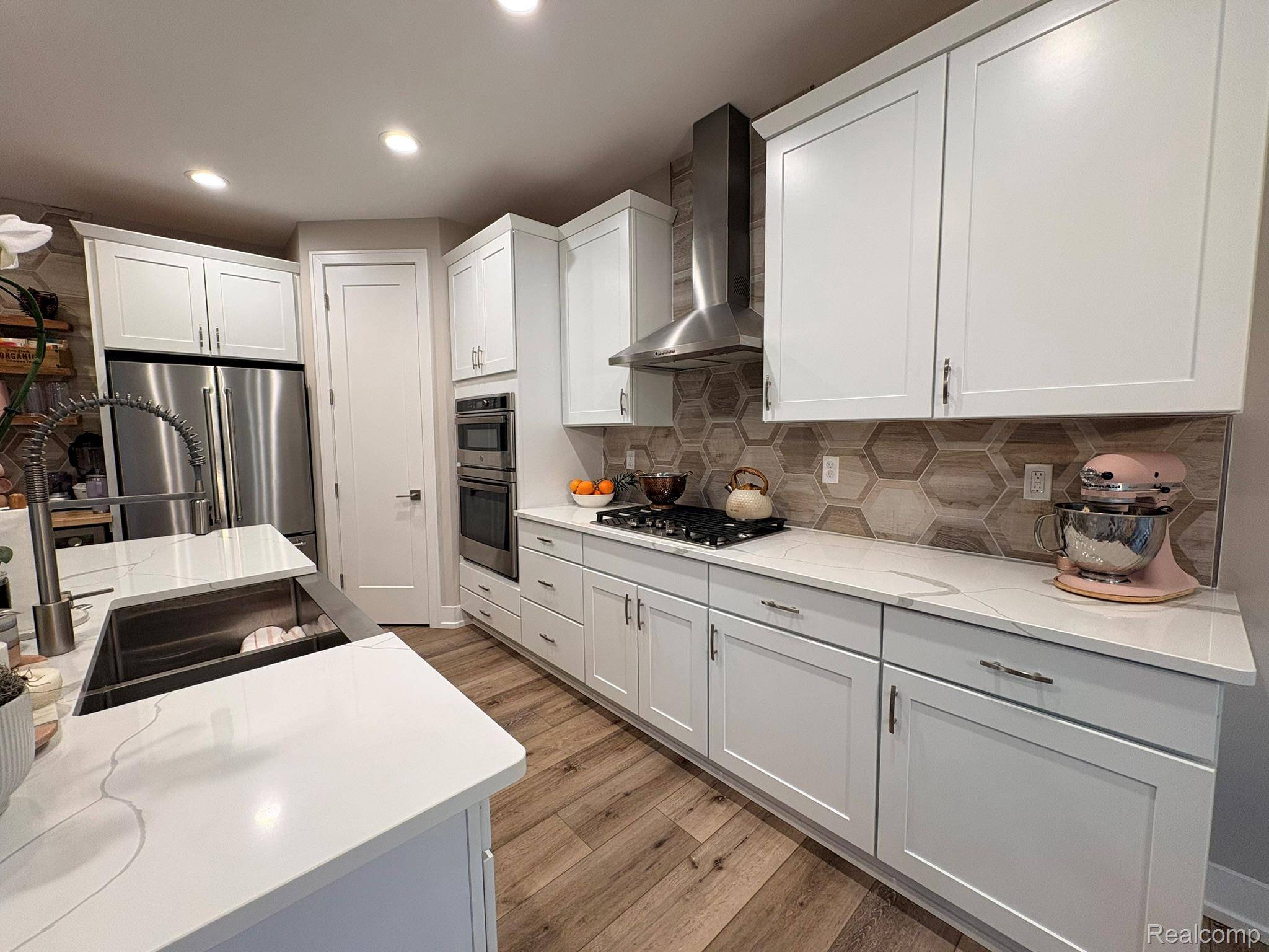 154 Mulberry LN, Rochester Hills, MI 48309