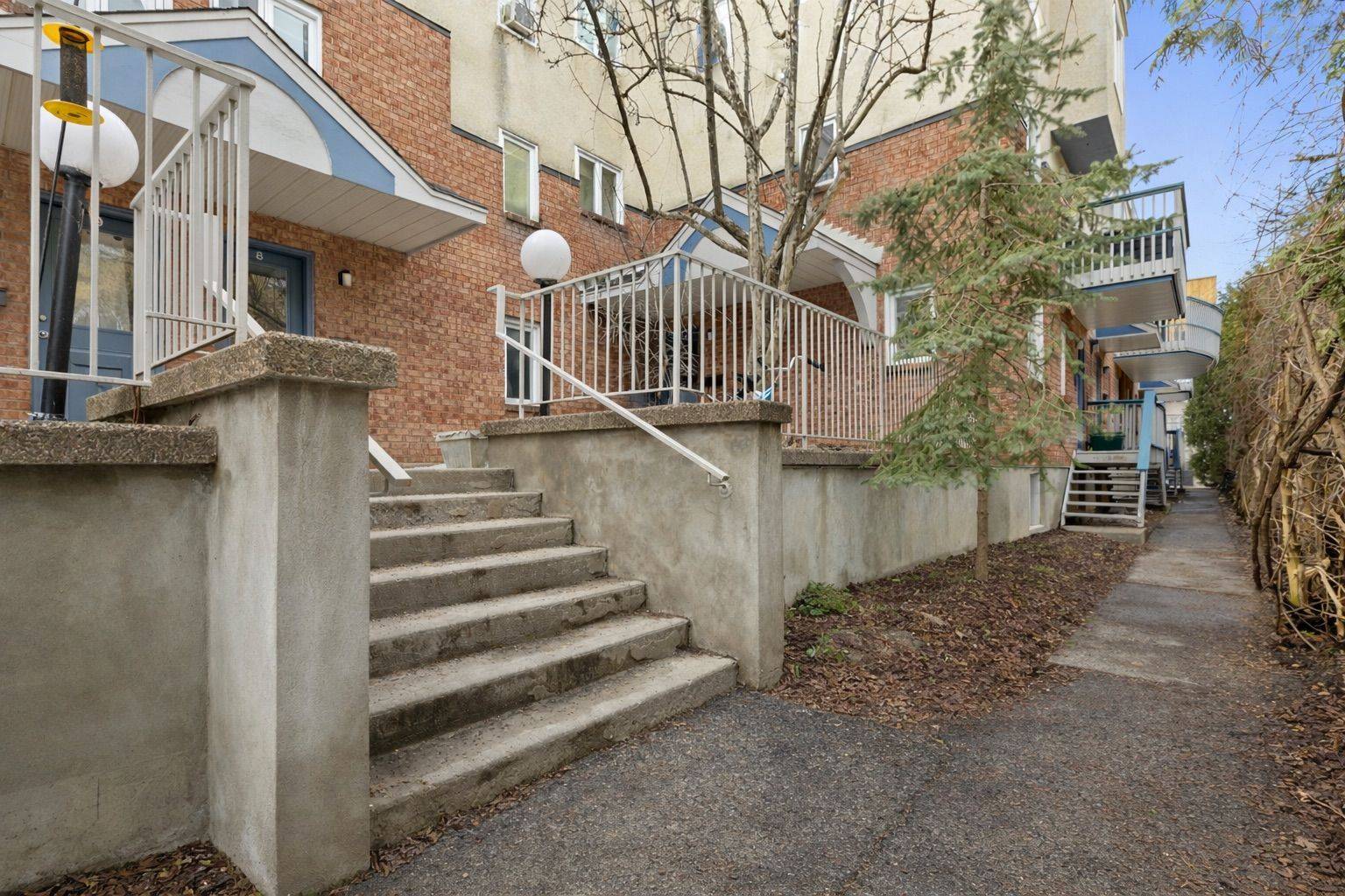 1204 Shillington AVE #8, Carlington - Central Park, ON K1Z 7Z4