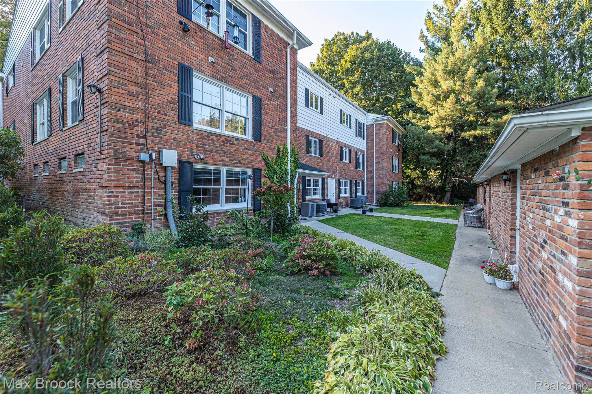 229 Barden RD, Bloomfield Hills, MI 48304