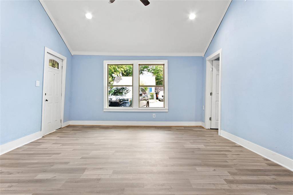 1206 S Edgefield Avenue, Dallas, TX 75208