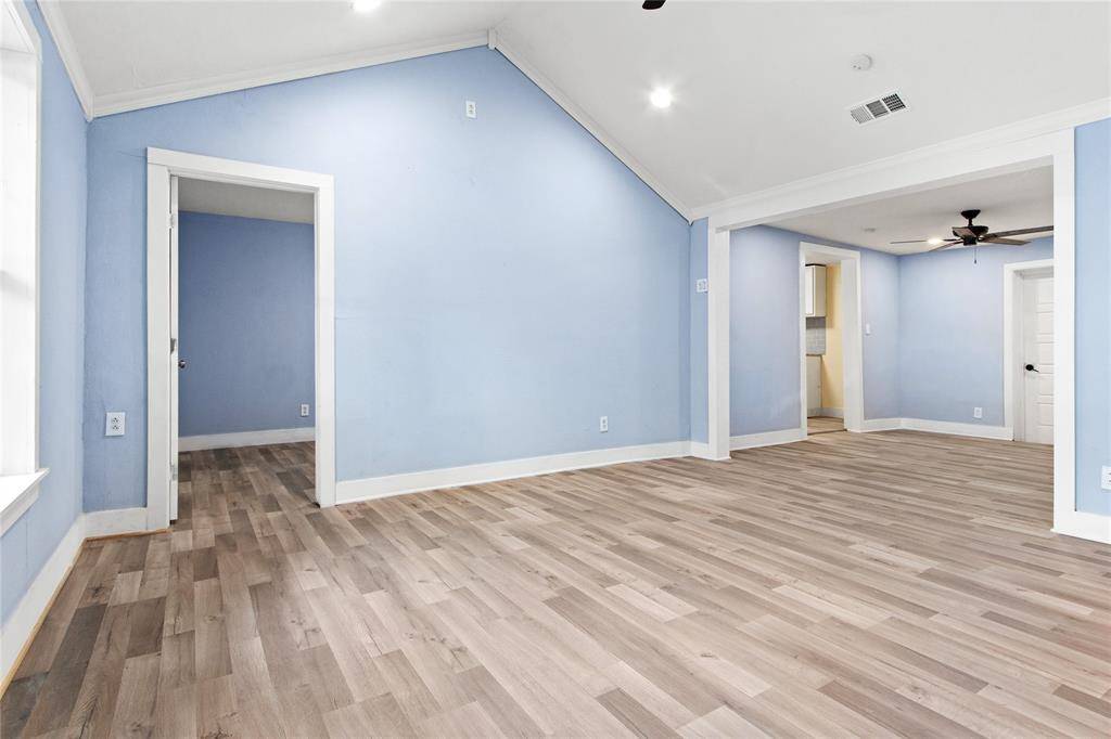 1206 S Edgefield Avenue, Dallas, TX 75208