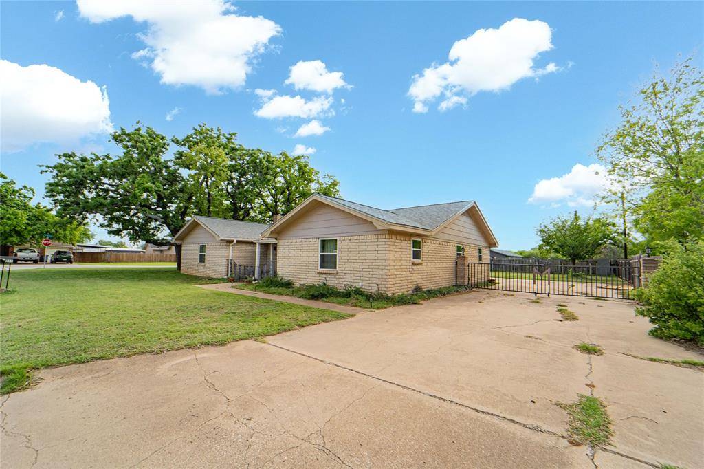 201 Westwood Street, Breckenridge, TX 76424