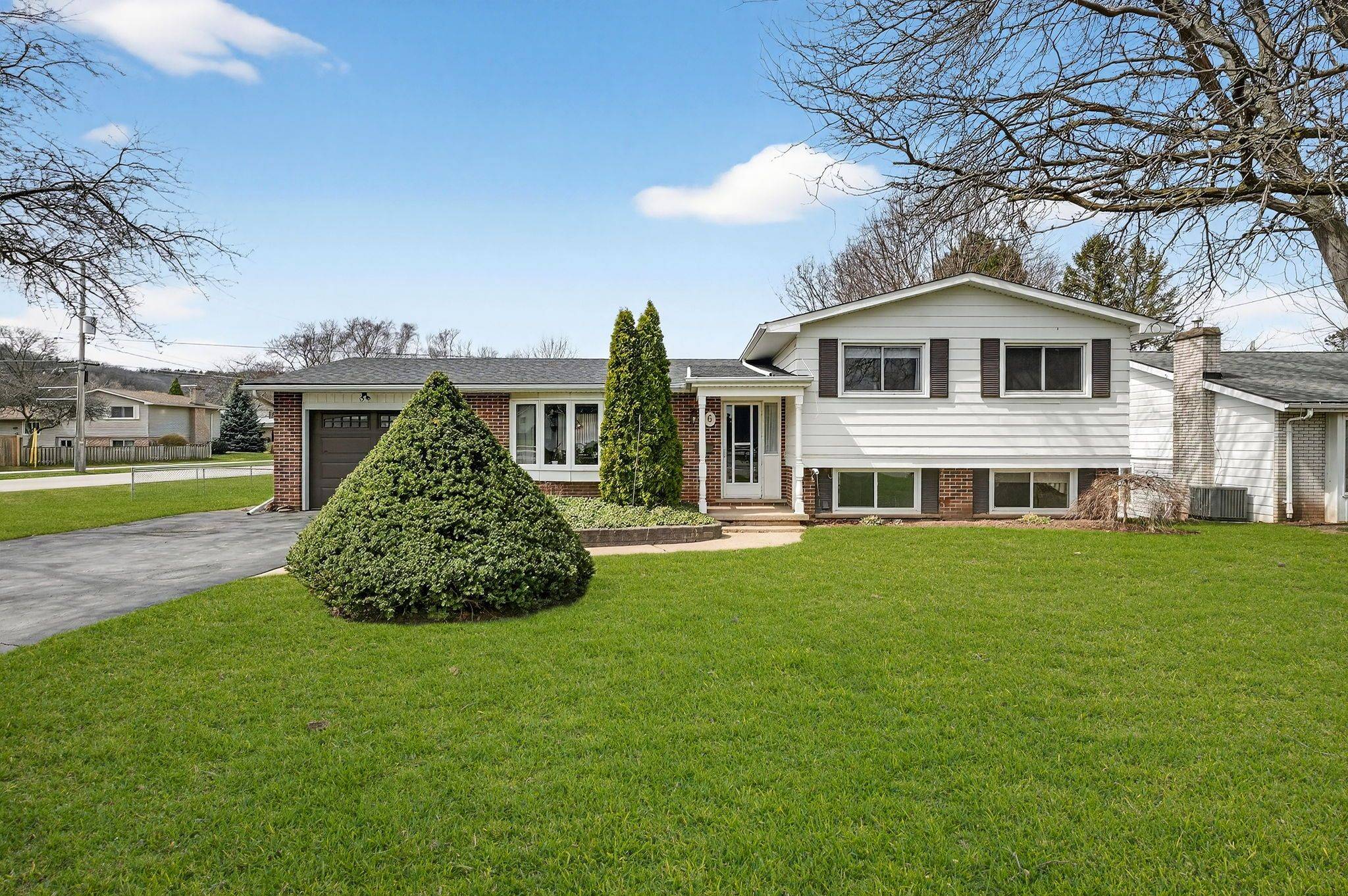 6 Nelles RD S, Grimsby, ON L3M 2Z2