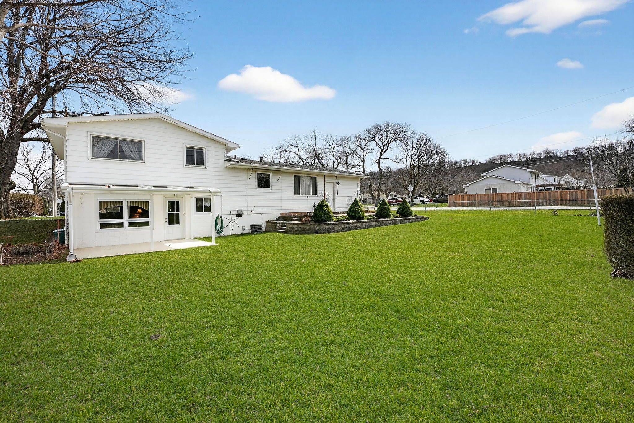 6 Nelles RD S, Grimsby, ON L3M 2Z2