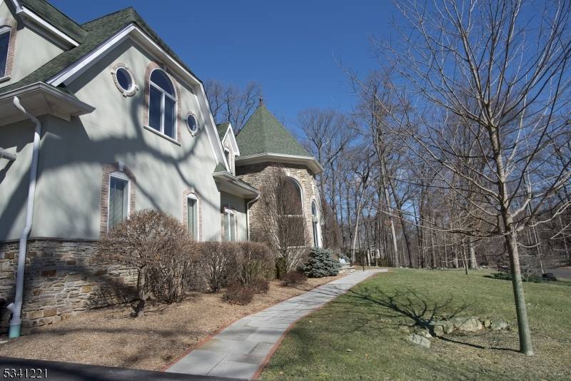 673 Glendale Rd, Franklin Lakes Boro, NJ 07417