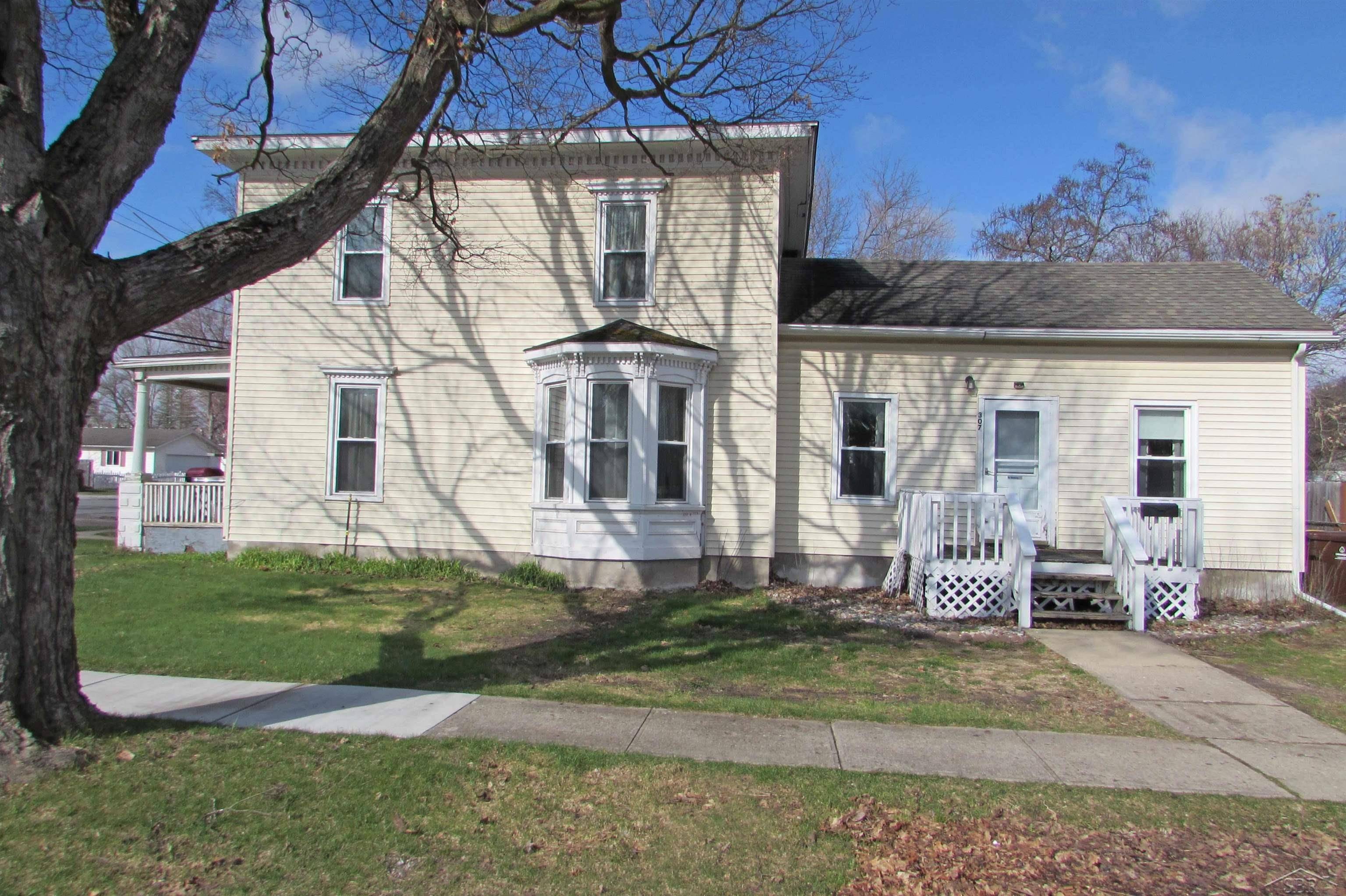 307 N Line ST, Chesaning, MI 48616