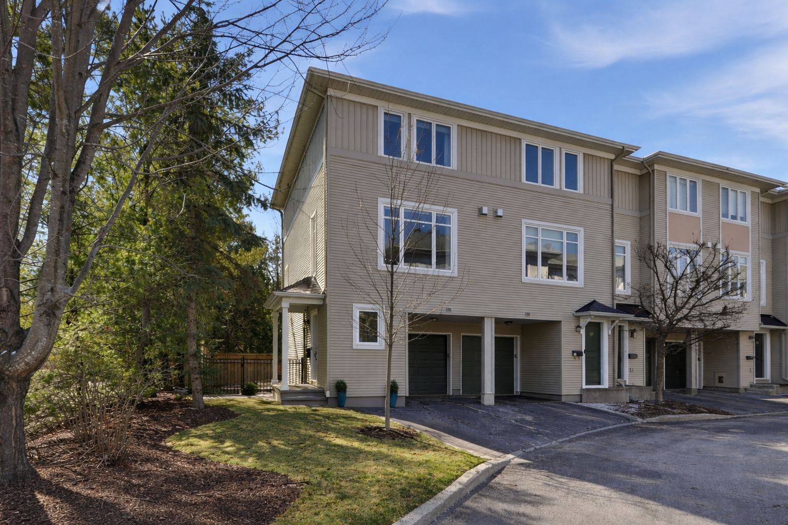 128 Songbird Private, Bells Corners And South To Fallowfield, ON K2H 0A2