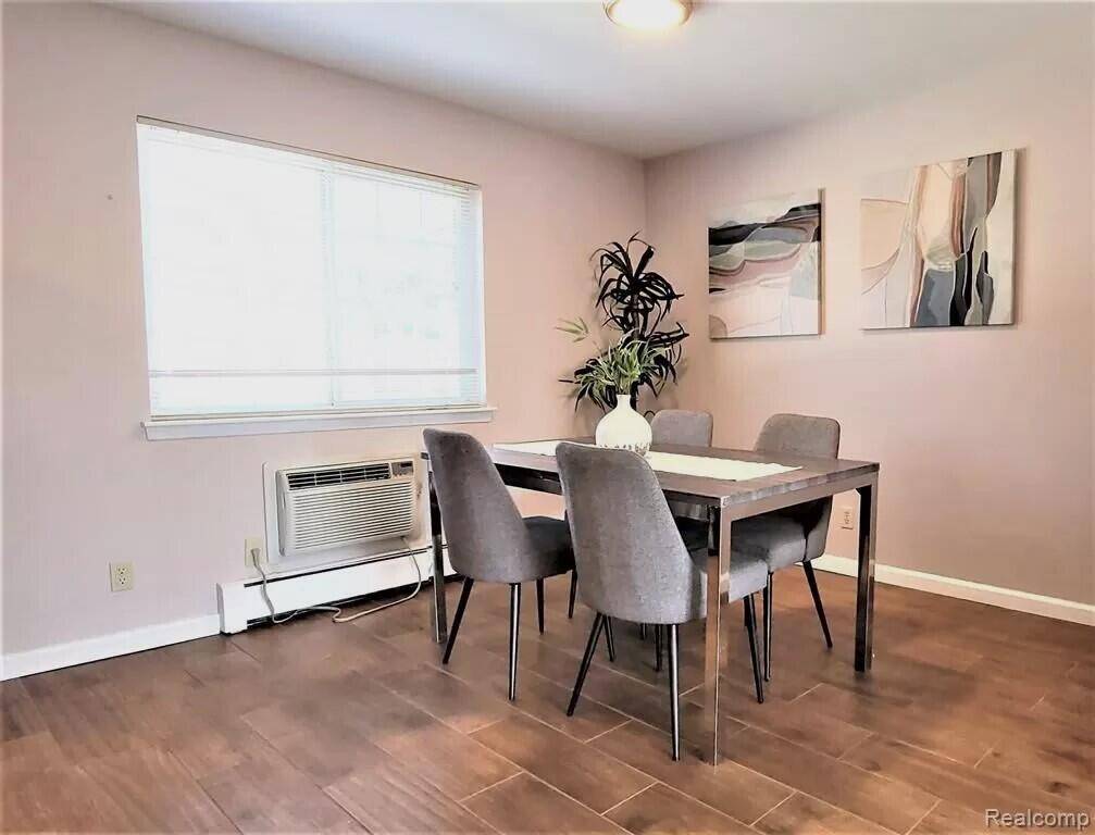 2445 Torquay AVE #211, Royal Oak City, MI 48073