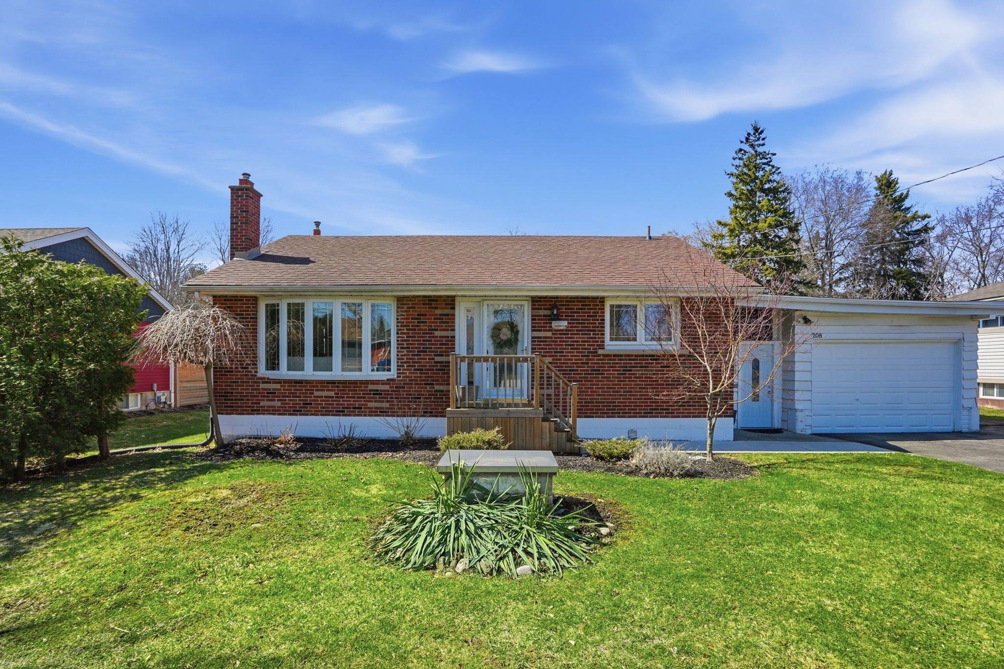 208 Seneca AVE, Hamilton, ON L9B 1M2