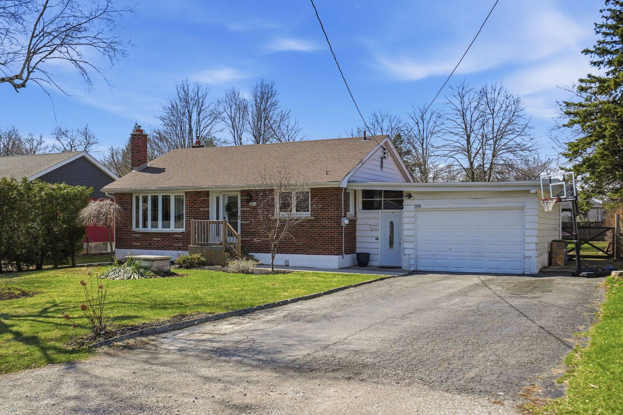 208 Seneca AVE, Hamilton, ON L9B 1M2