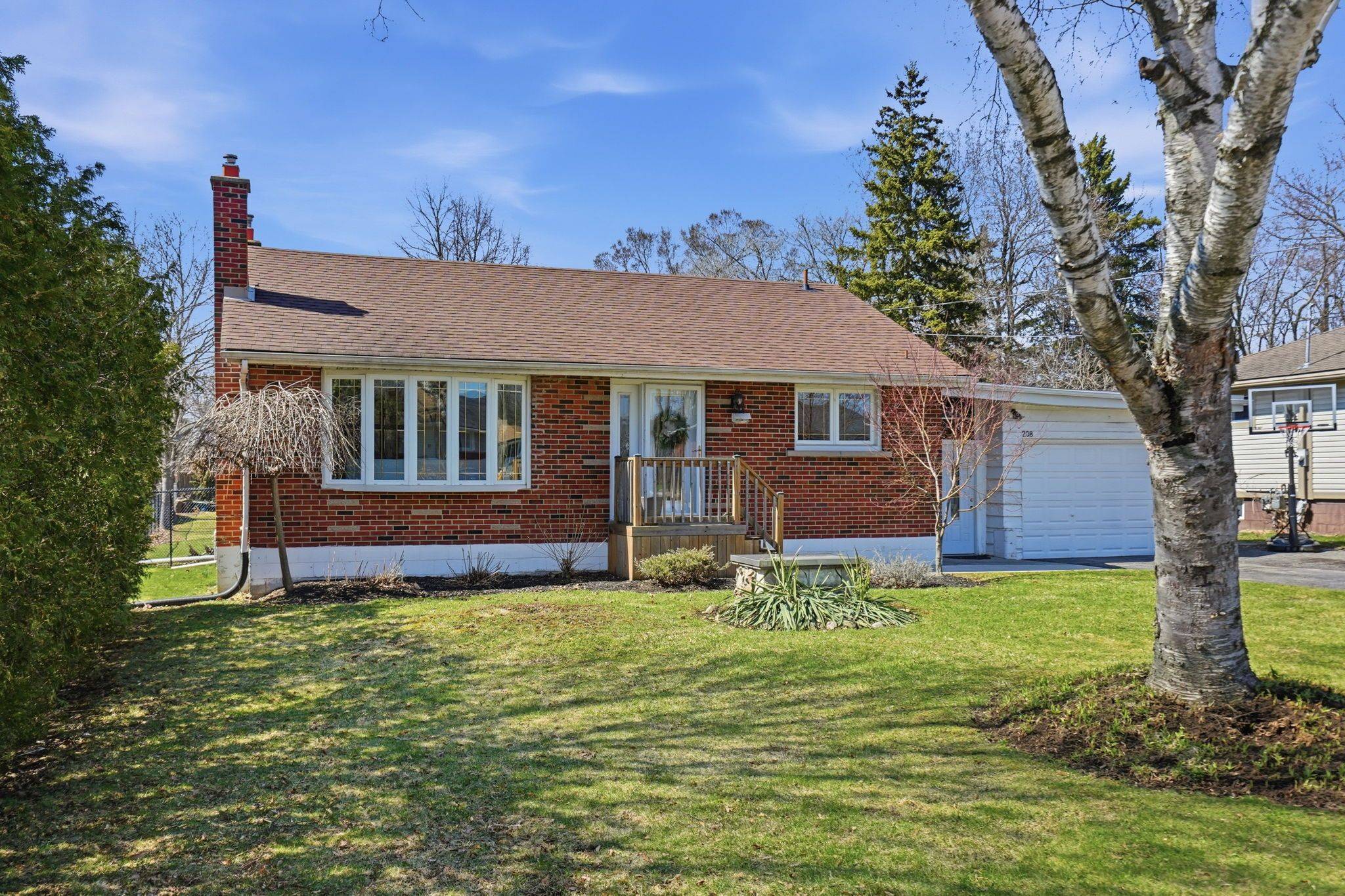 208 Seneca AVE, Hamilton, ON L9B 1M2