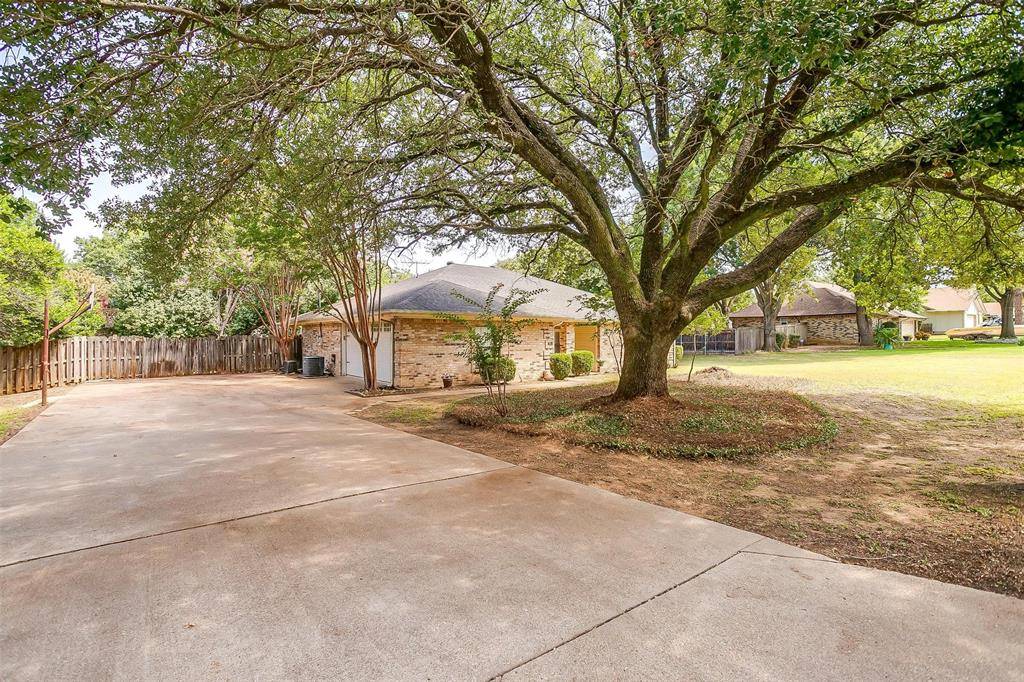 418 Country Meadow Drive, Mansfield, TX 76063