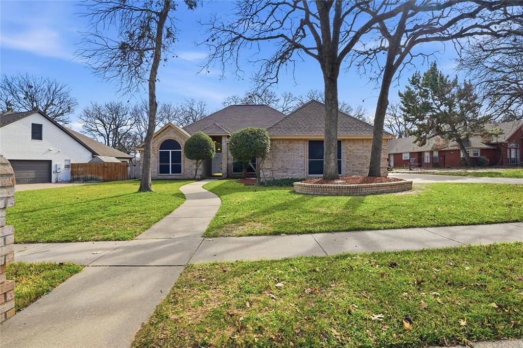 1312 Crows Nest Court, Azle, TX 76020
