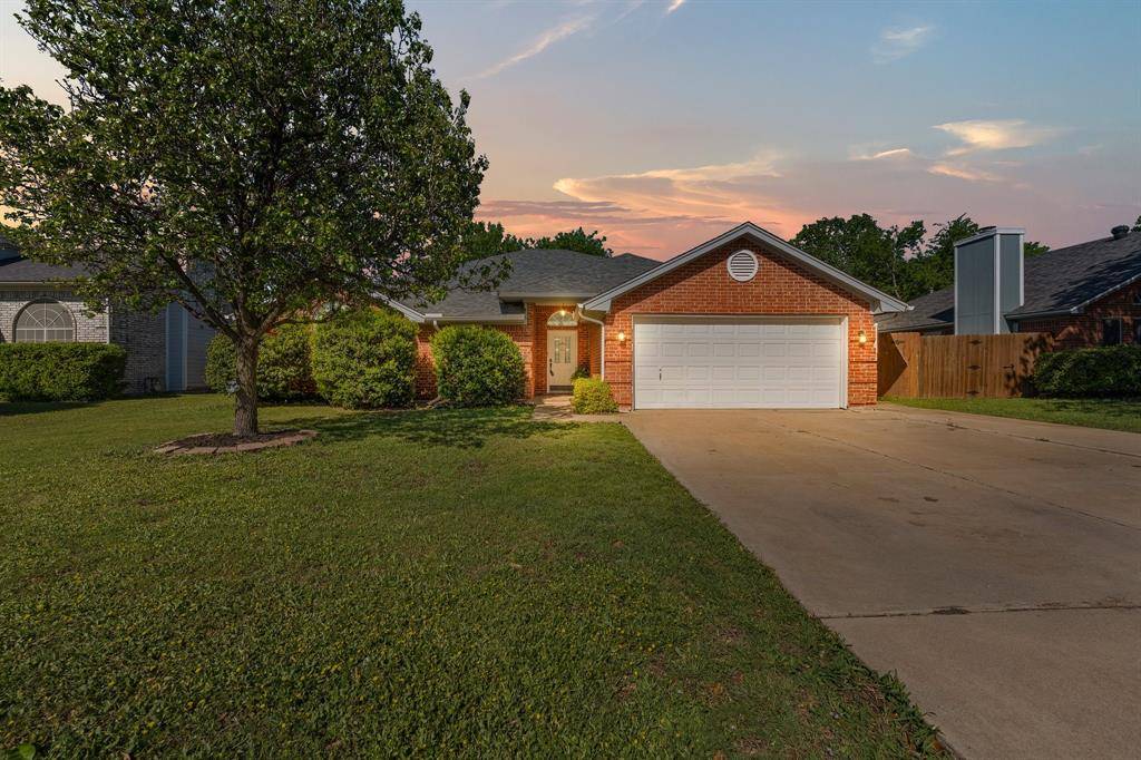 812 Minuteman Drive, Blue Mound, TX 76131