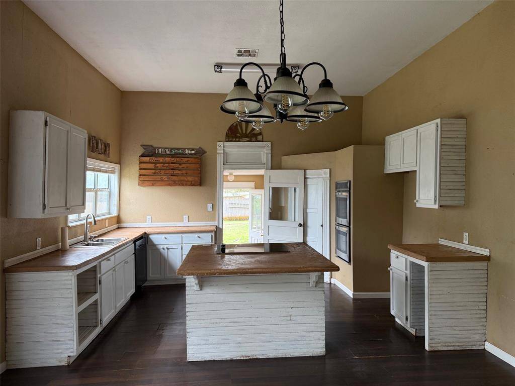 280 W 4th Street, Crawford, TX 76638