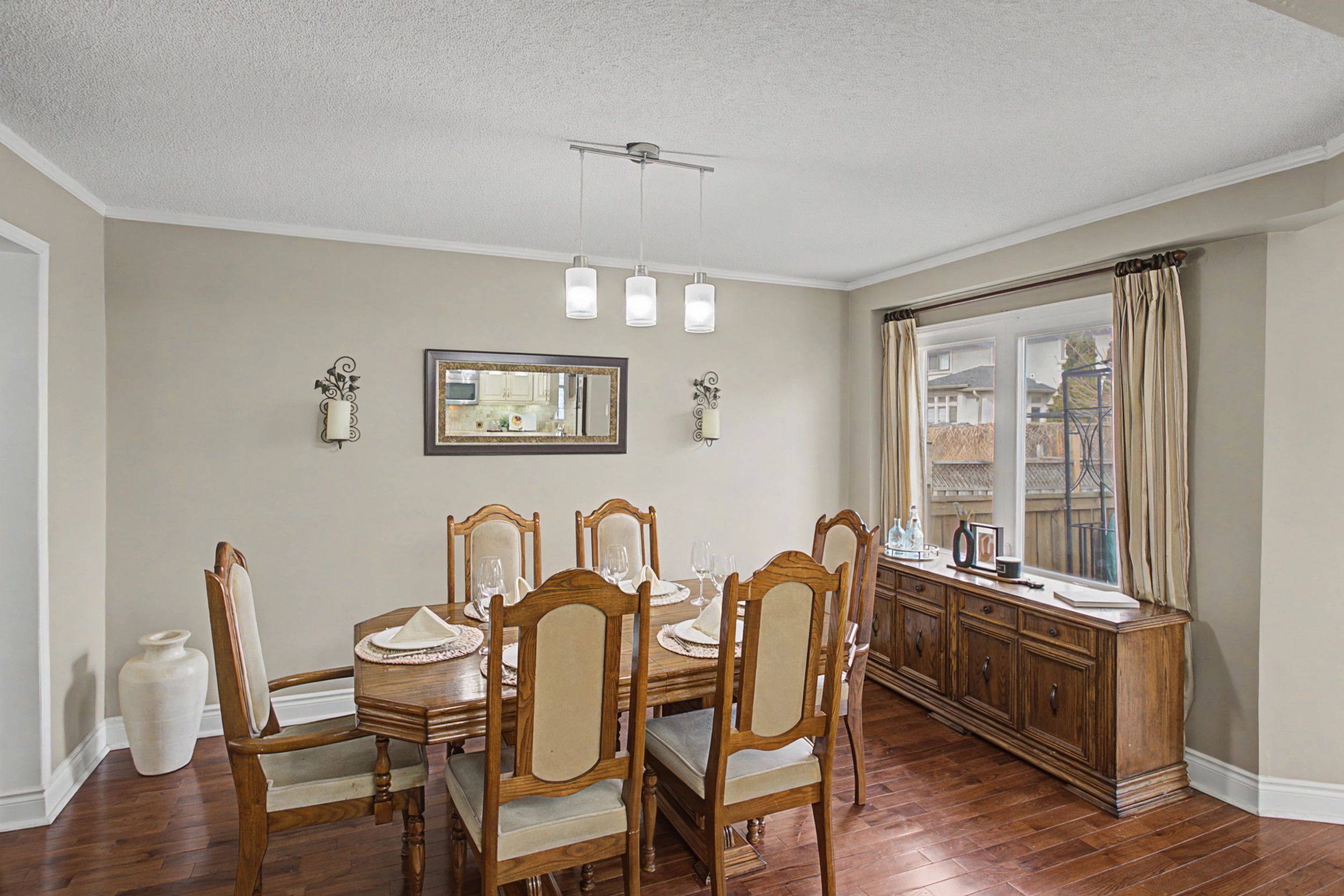 28 Hollingshead DR, Aurora, ON L4G 5J8