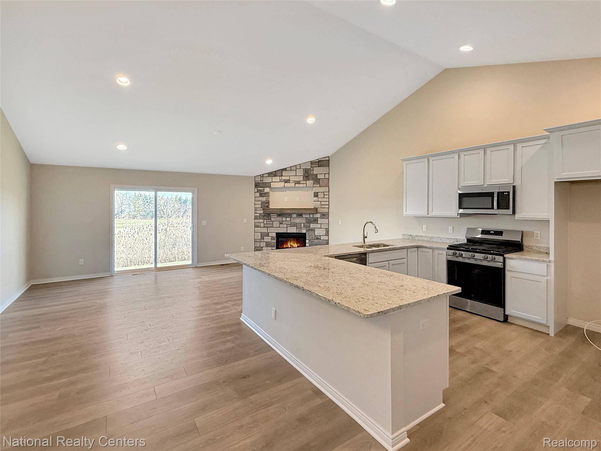 360 Devonshire DR #32, Lapeer, MI 48446