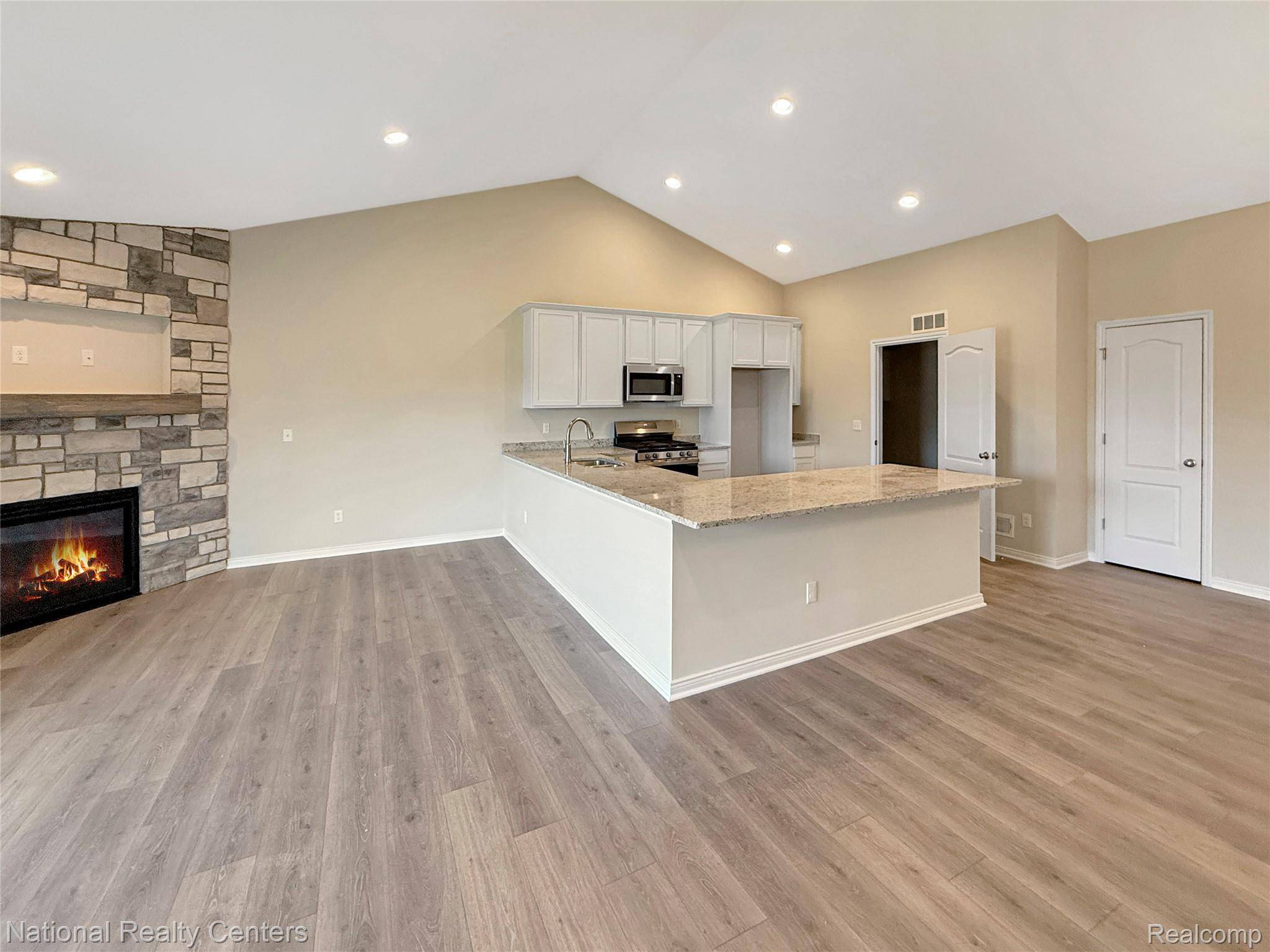 360 Devonshire DR #32, Lapeer, MI 48446