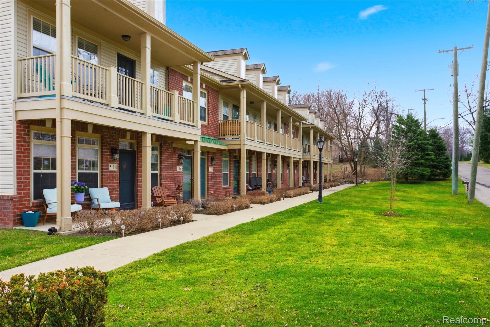 526 Red Oak CT, Walled Lake, MI 48390