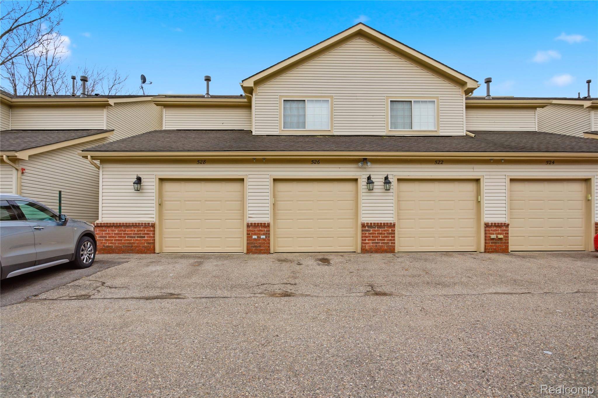 526 Red Oak CT, Walled Lake, MI 48390