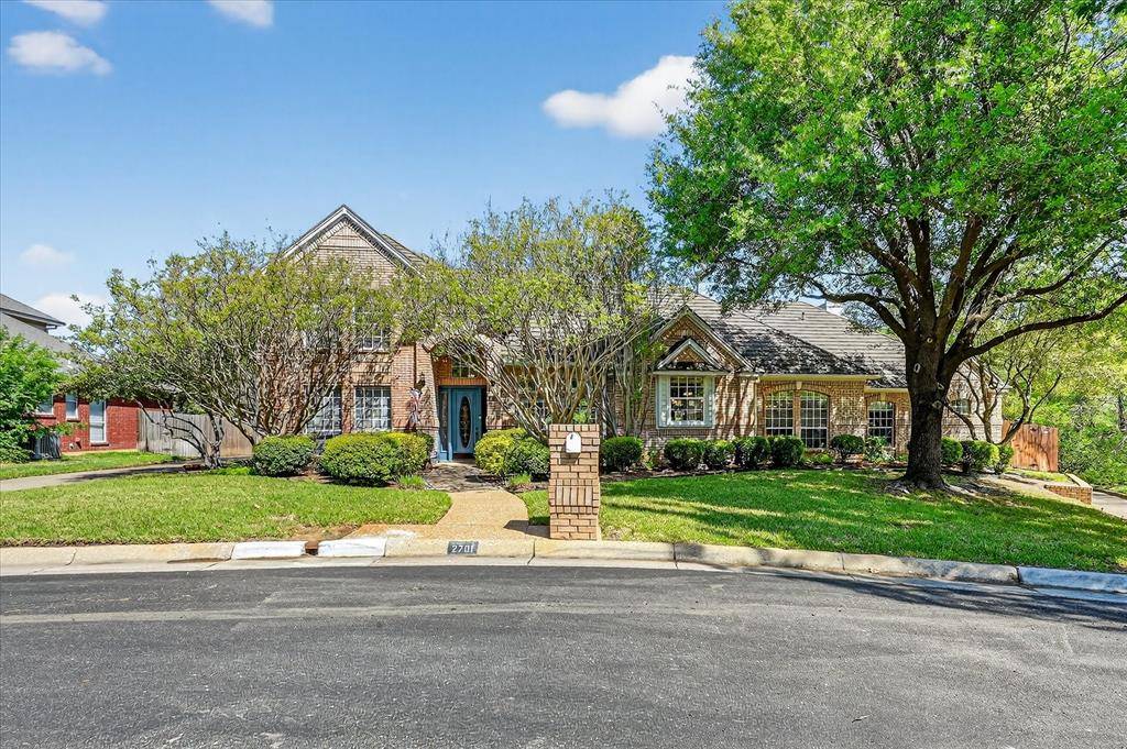 2701 Massachusetts Bay Drive, Arlington, TX 76001