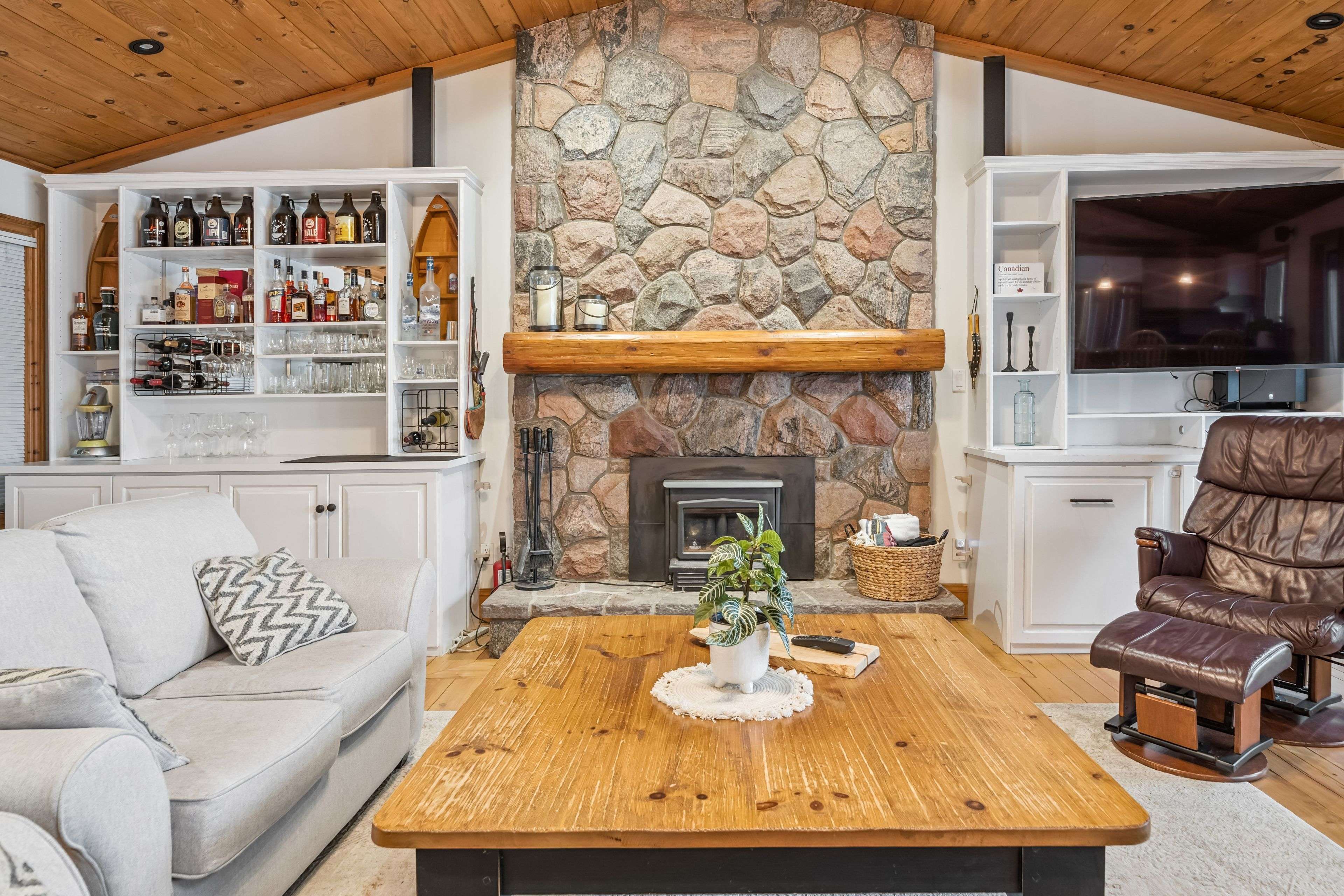 1051 Evanswood DR, Gravenhurst, ON P0E 1G0