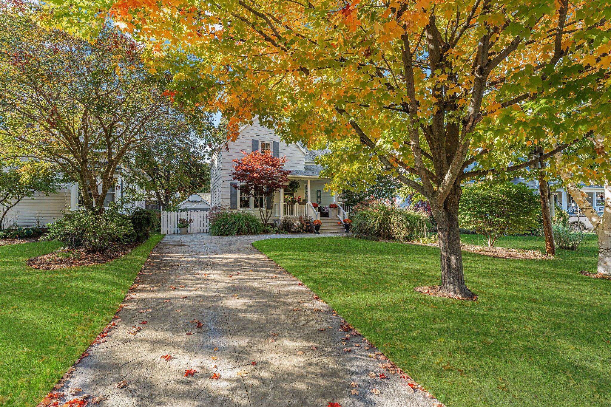 24 Robinson ST S, Grimsby, ON L3M 3C4