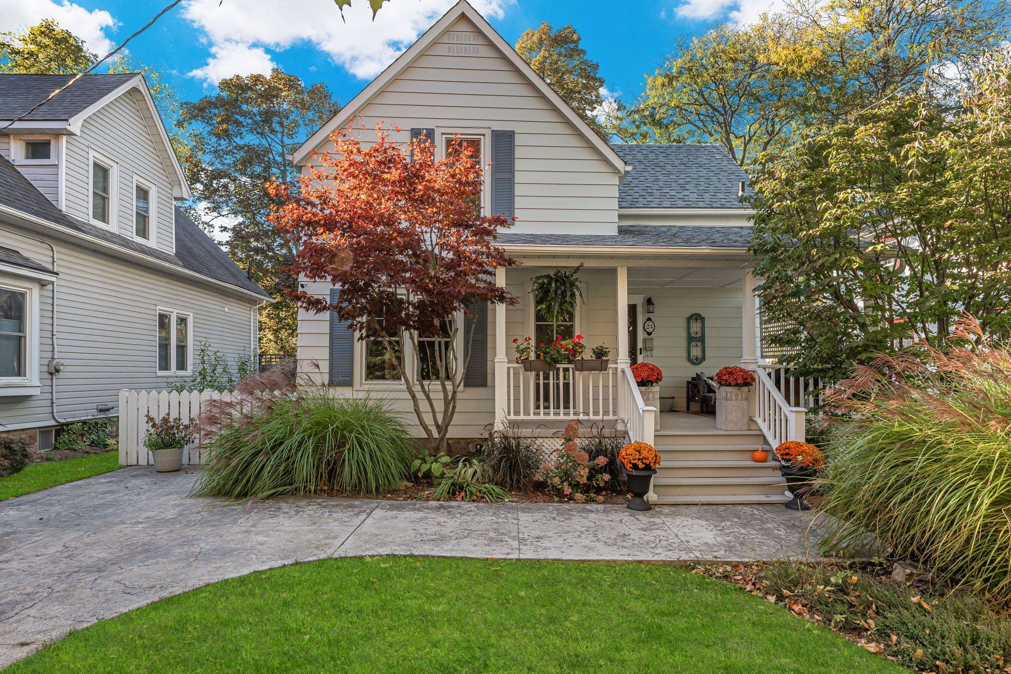 24 Robinson ST S, Grimsby, ON L3M 3C4