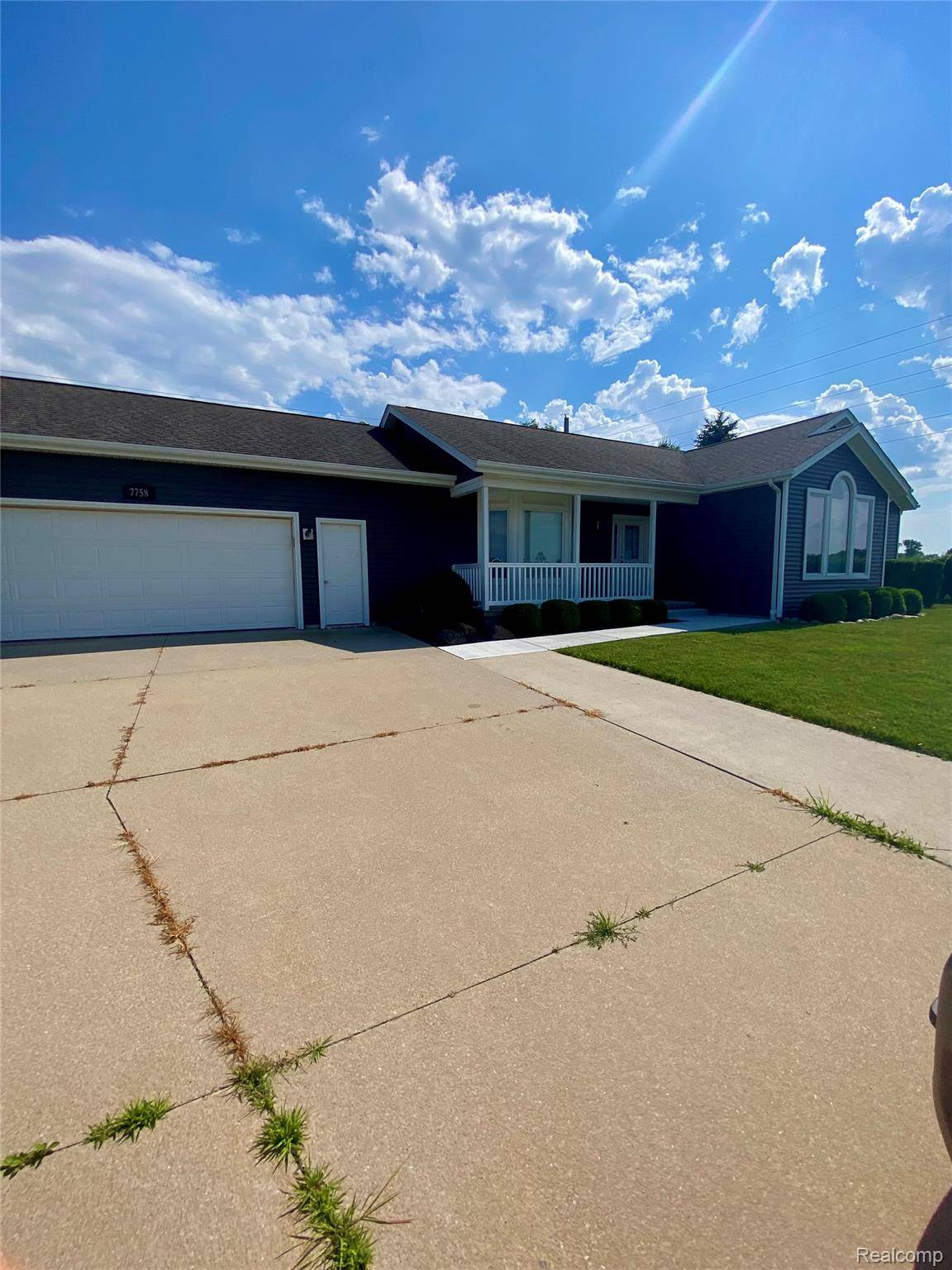 7758 DRAKESHIRE BLVD, Almont Village, MI 48003