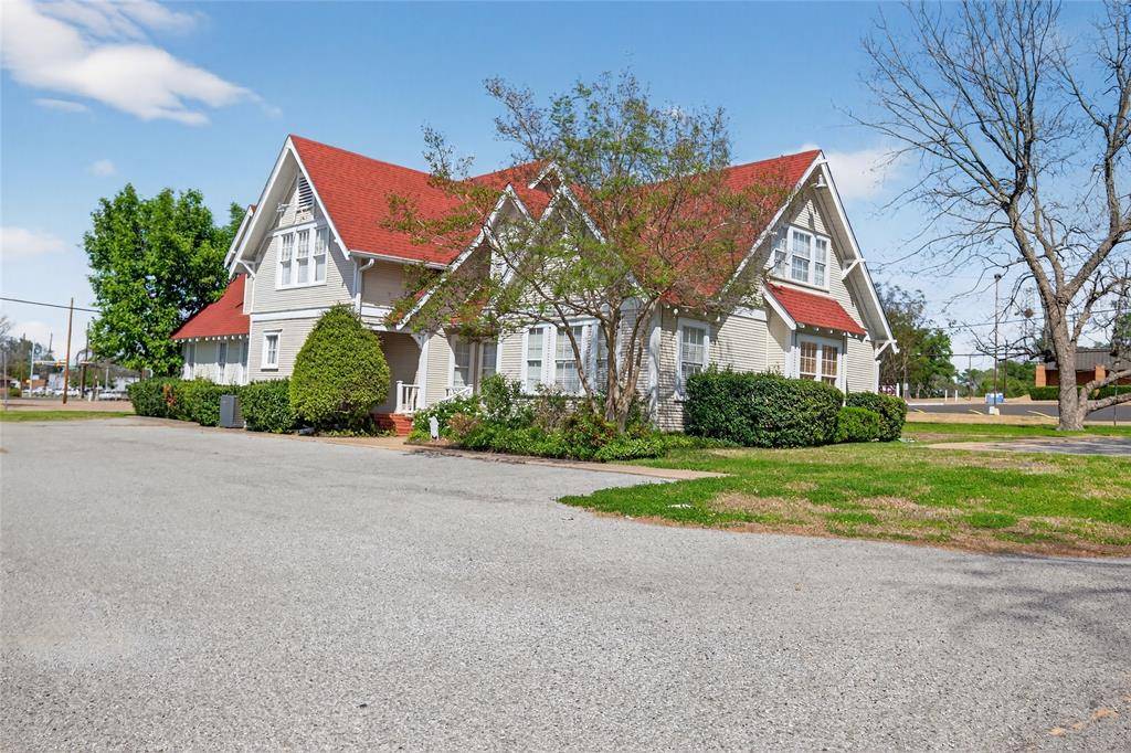 214 E College Street, Athens, TX 75751