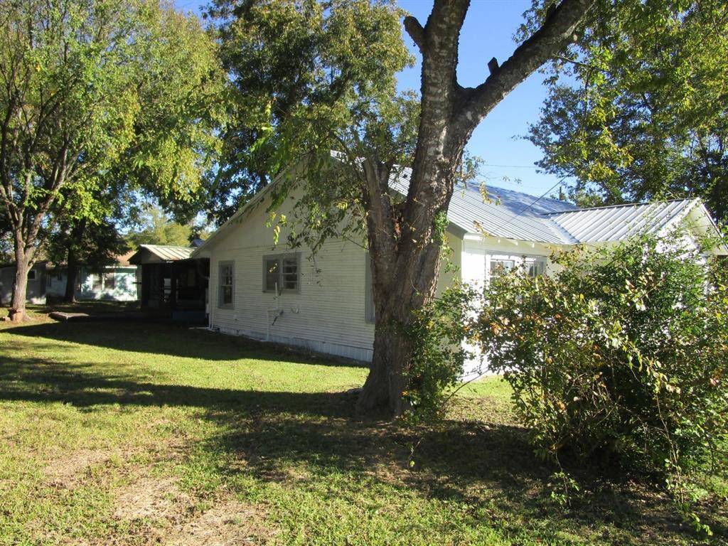 801 W Pierce Street, Clarksville, TX 75426