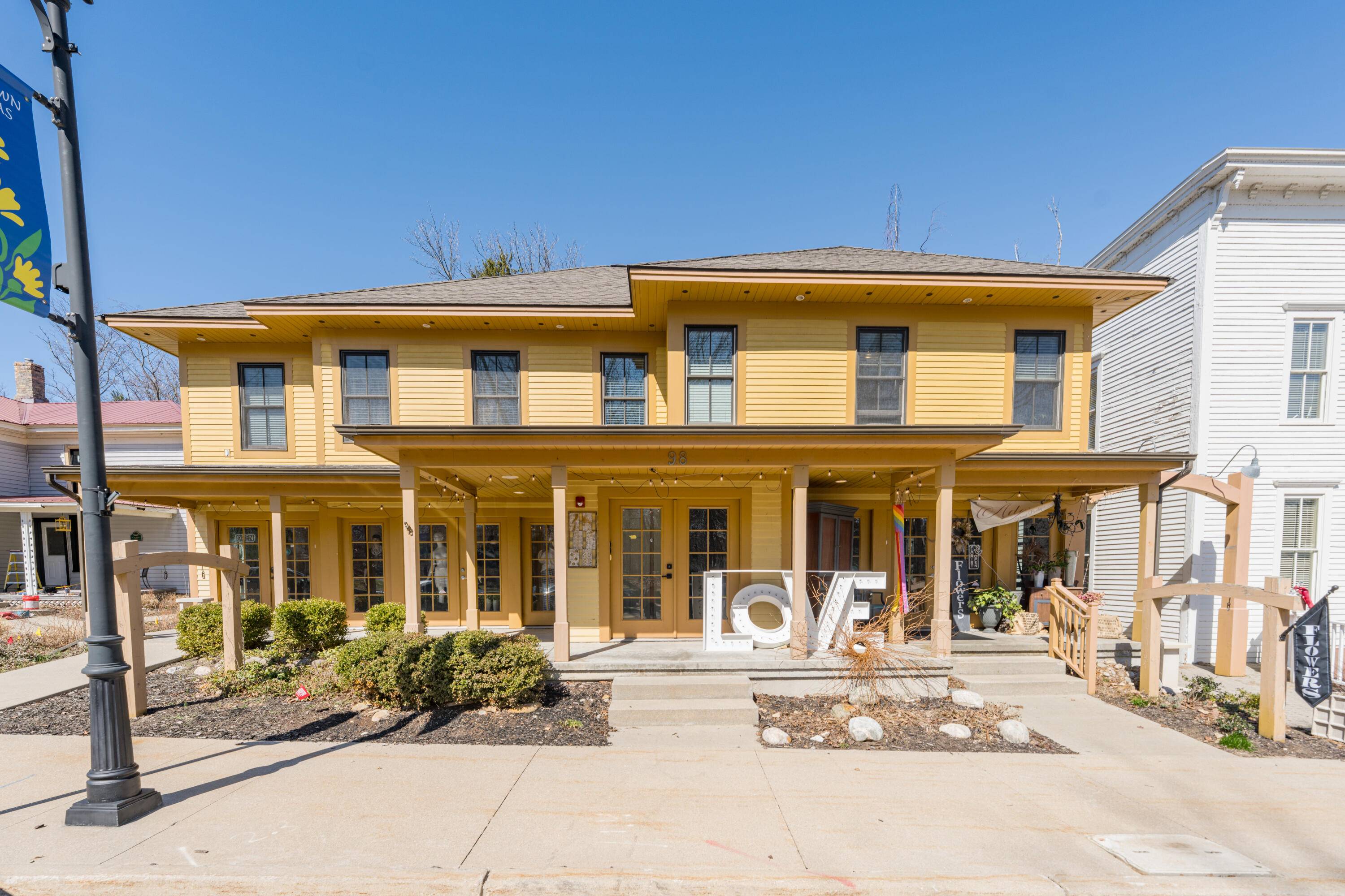 98 W Center ST, Douglas Vllg, MI 49406