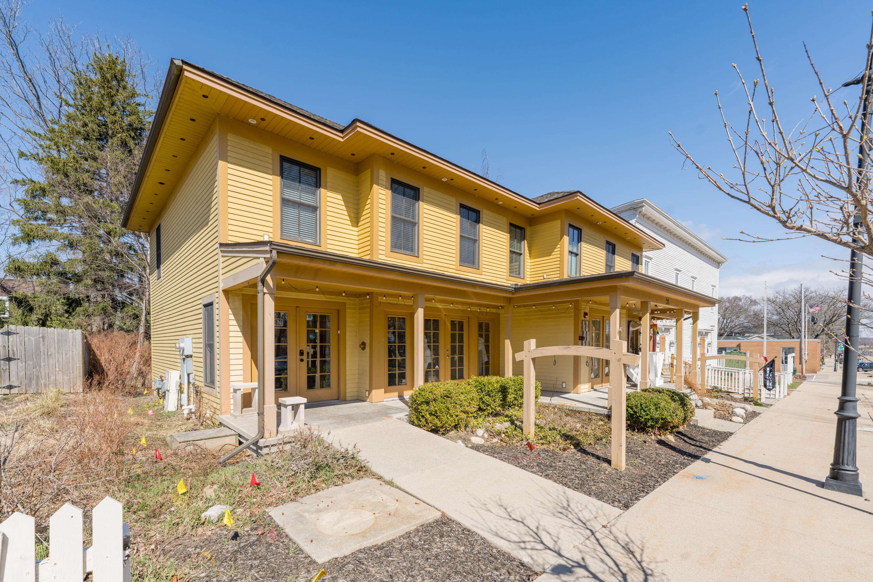 98 W Center ST, Douglas Vllg, MI 49406