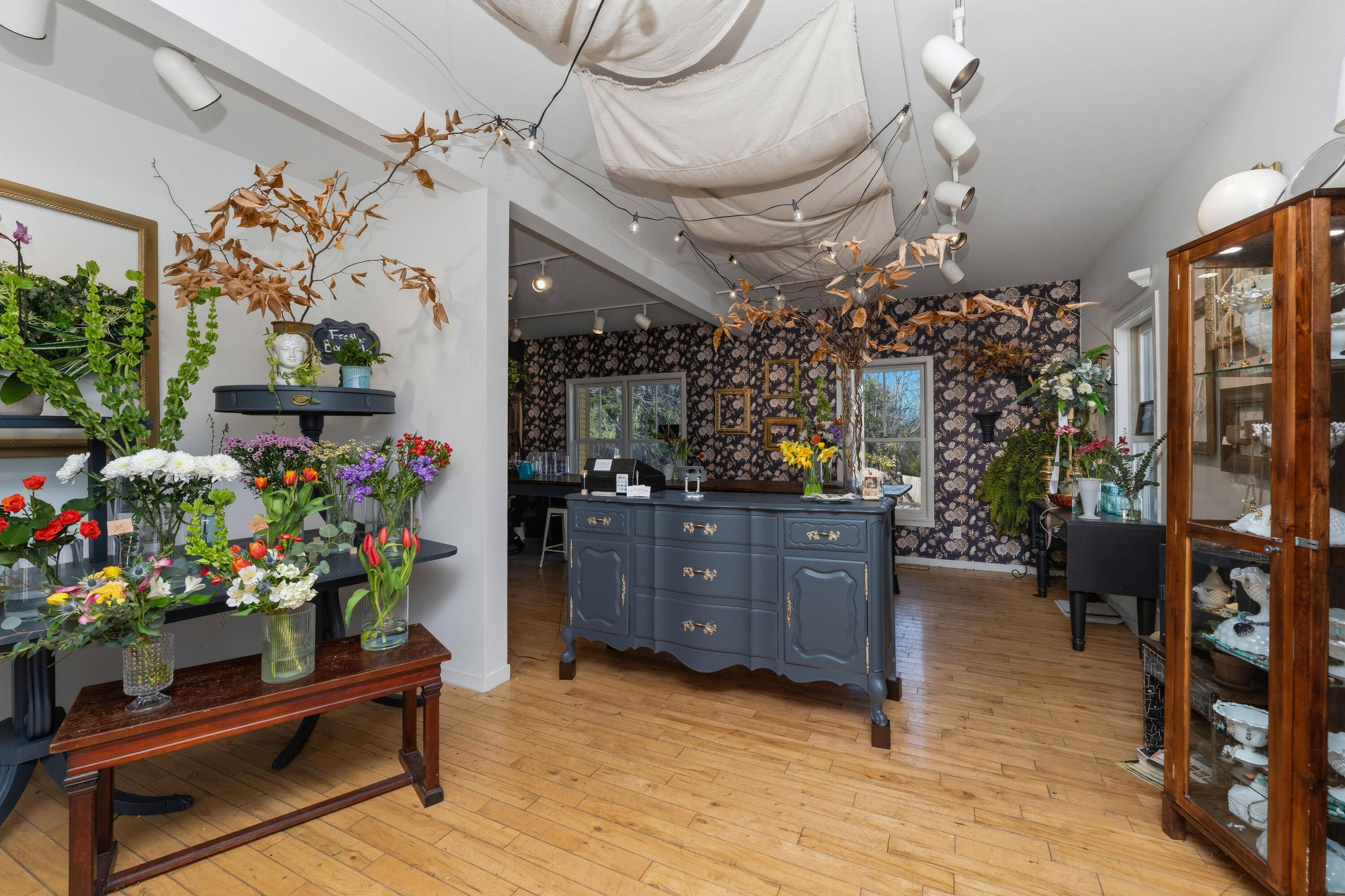 98 W Center ST, Douglas Vllg, MI 49406