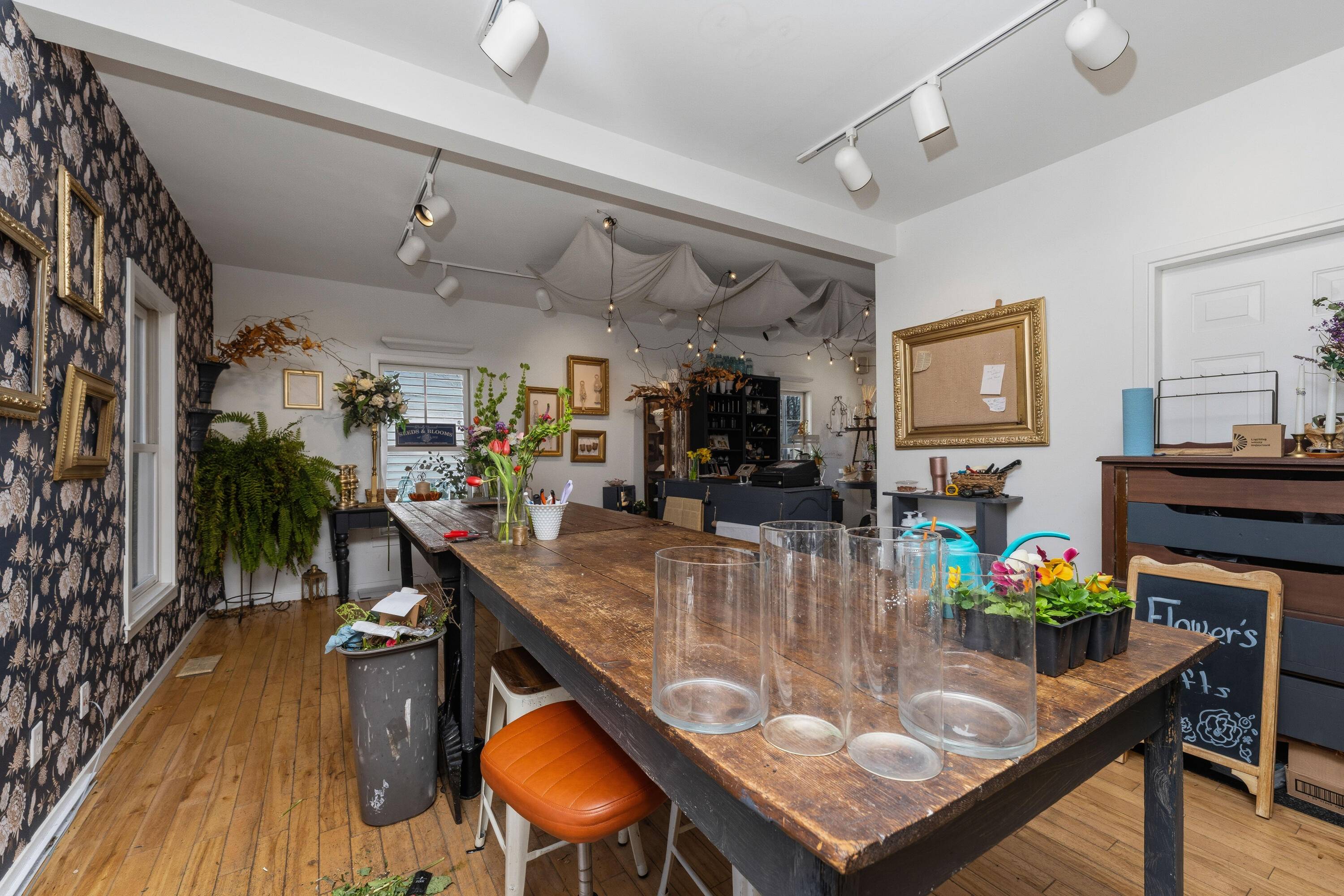 98 W Center ST, Douglas Vllg, MI 49406