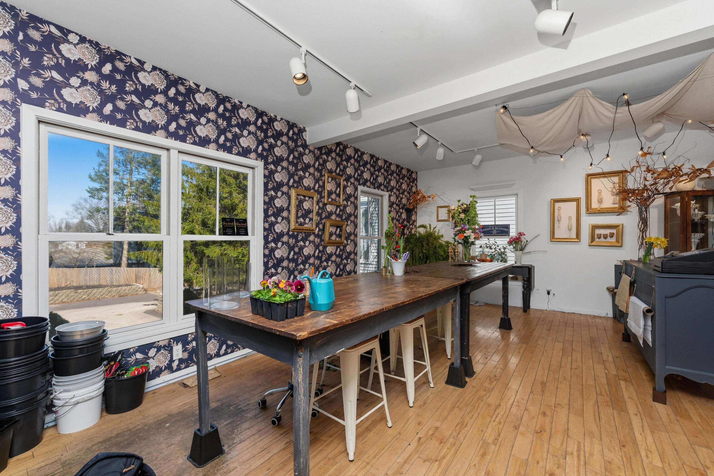 98 W Center ST, Douglas Vllg, MI 49406