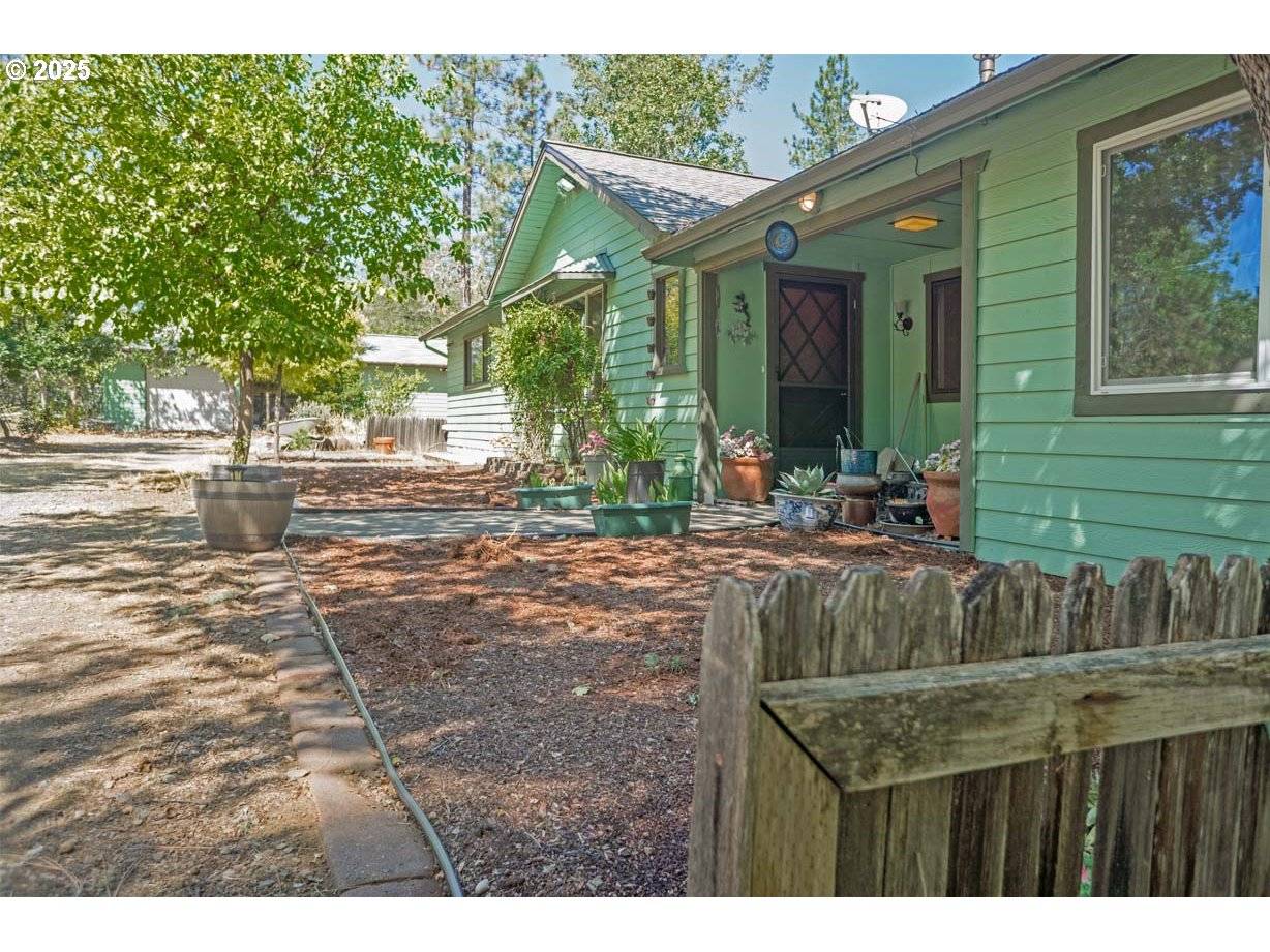 120 KEN ROSE LN, Cave Junction, OR 97523