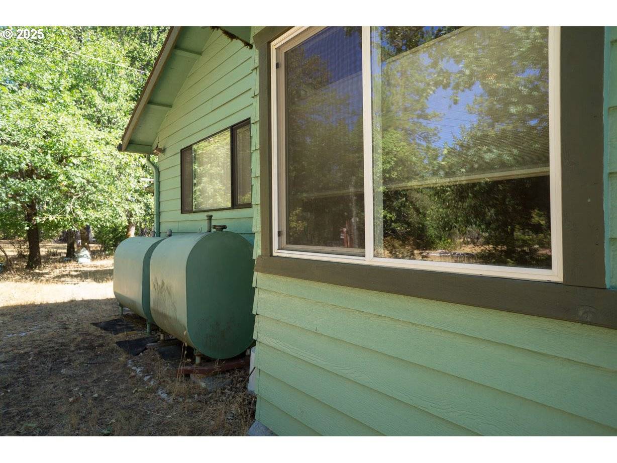 120 KEN ROSE LN, Cave Junction, OR 97523