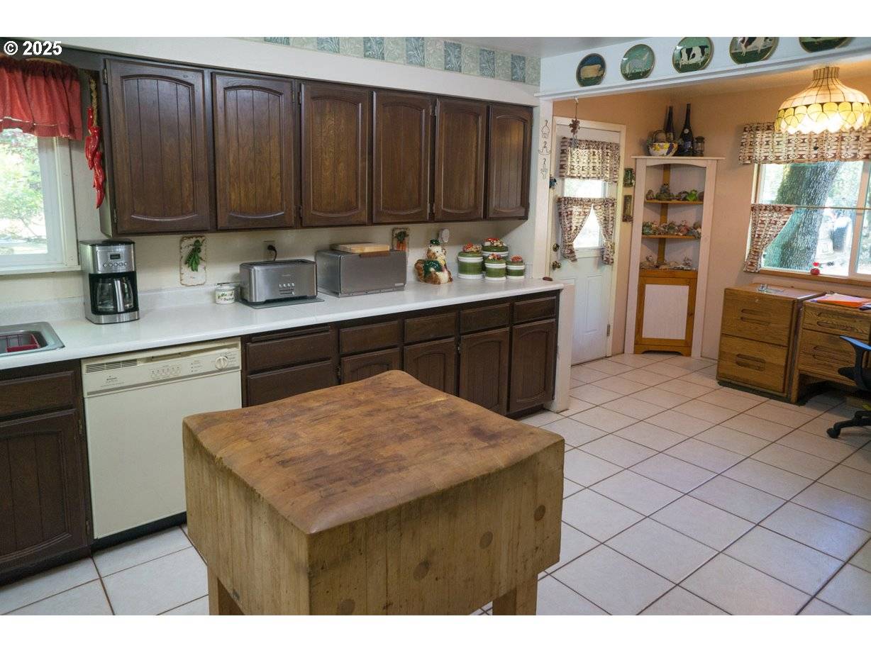 120 KEN ROSE LN, Cave Junction, OR 97523