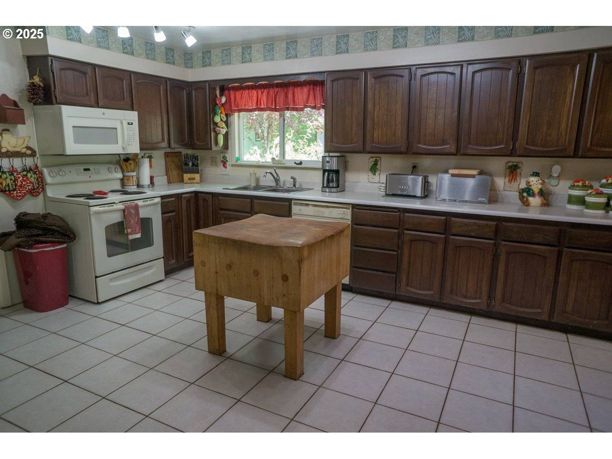 120 KEN ROSE LN, Cave Junction, OR 97523