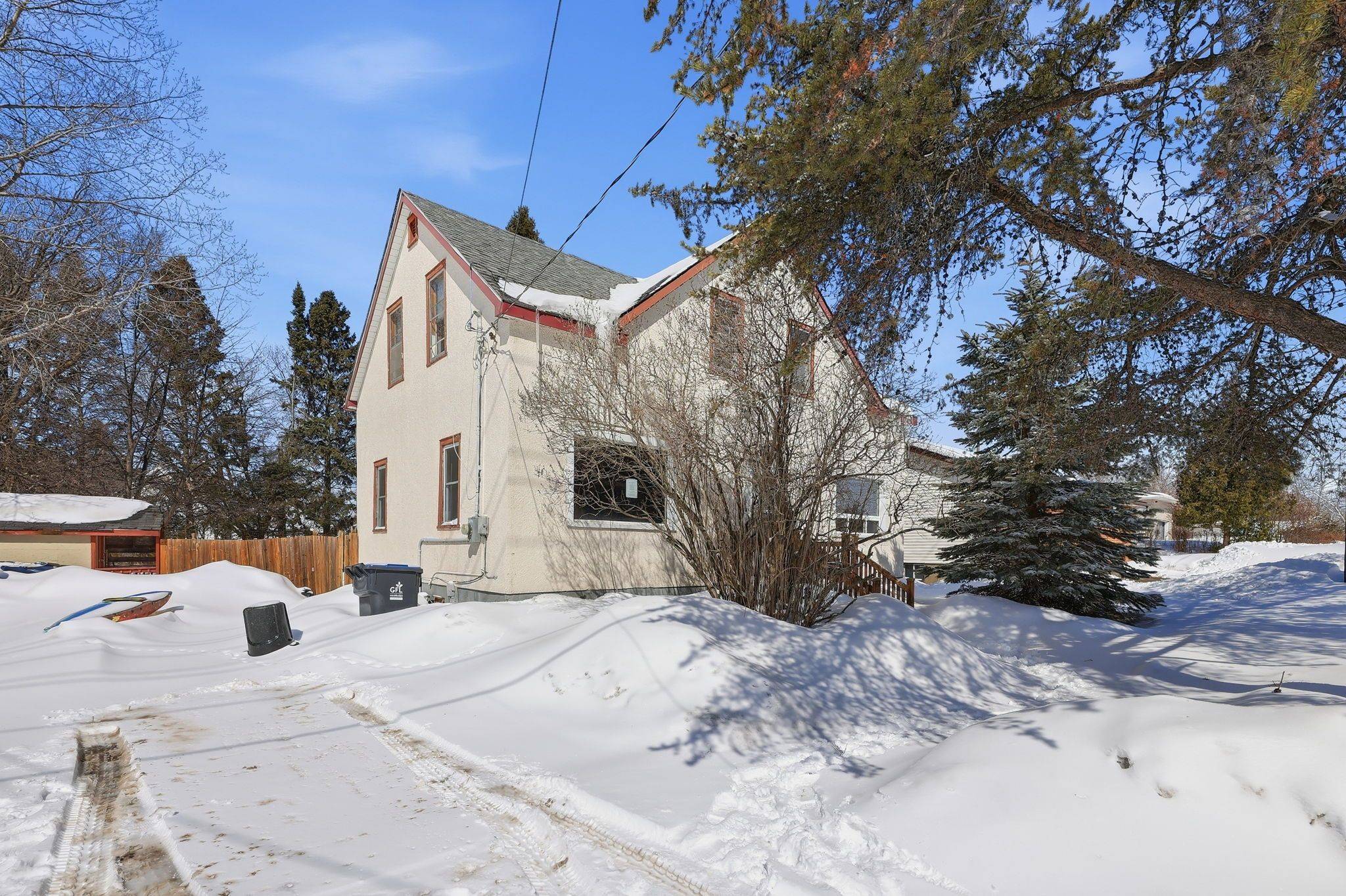 68 Pine ST, Thunder Bay, ON P7A 5X3